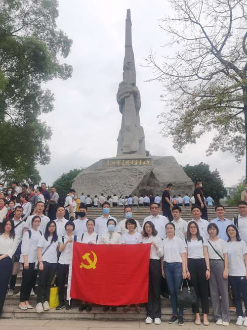 广州市民宗局组织党员、青年理论学习小组成员前往广州烈士陵园开展“缅怀先烈重温党史，砥砺初心勇担使命”活动.jpg