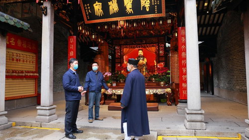 广州市民族宗教事务局局长汪茂铸到道教黄大仙祠,仁威祖庙检查清明